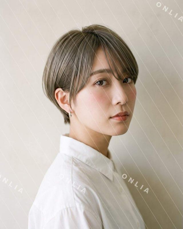 ベージュ ミニボブ